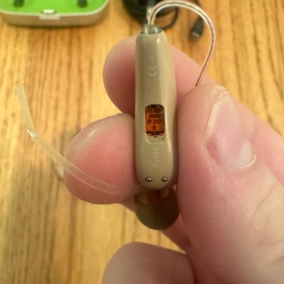 Phonak Audeo Paradise P30-R Hearing Aids Rechargeable  with charger - Picture 3 of 4